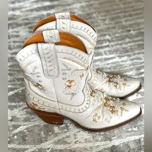 Dingo Elegant Embroidered White Western Boots